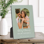 Liebe Foto Einfach Modernes Personalisiertes Gesch Fotoplatte<br><div class="desc">Liebe Foto Einfaches Modernes Personalisiertes Geschenk Dusty Sage Grünes Foto Plaque</div>
