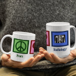 Liebe Frieden Radiologie Kaffeetasse<br><div class="desc">Ein Friedenszeichen,  ein Herz und ein Röntgenbild. Ein niedliches Geschenk für einen Radiologen.</div>