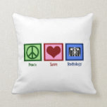 Liebe Frieden Radiologie Kissen<br><div class="desc">Ein niedliches Geschenk für Radiologen mit einem hübschen Friedenszeichen,  Herz und Röntgenbild eines menschlichen Skeletts.</div>