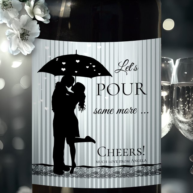 Liebe Funny Raining Herzen Weinkarte Weinetikett (Funny wine label featuring a silhouette of a couple with raining hearts on a striped background)