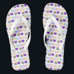 LIEBE Gay Pride Regenbogen Hochzeitkuchen Flip Flo Flip Flops<br><div class="desc">Flip Flops zeigen eine originale Marker-Abbildung eines Stück Regenbogeneichtkuchen mit LIEBE in einem Regenbogen-Schriftart.</div>