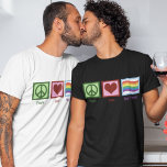 Liebe Gay Pride T-Shirt<br><div class="desc">Unterstützen Sie Homosexuellenrechte mit diesem Friedenszeichen, Herz und Regenbogen. Ein niedliches LGBTQ Shirt mit einer schönen Regenbogenflagge neben einem hübschen Friedenszeichen und Herz.</div>