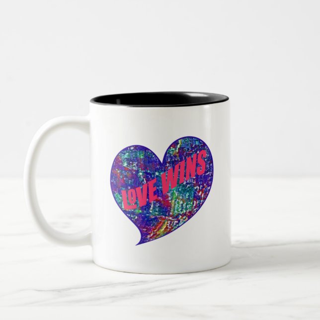 Liebe gewinnt Herzdesign Zweifarbige Tasse (Links)