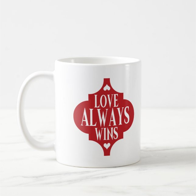 Liebe gewinnt immer Valentines Text Abzeichen Desi Kaffeetasse (Links)
