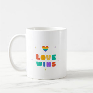 Liebe gewinnt mit einem Regenbogenherz Kaffeetasse
