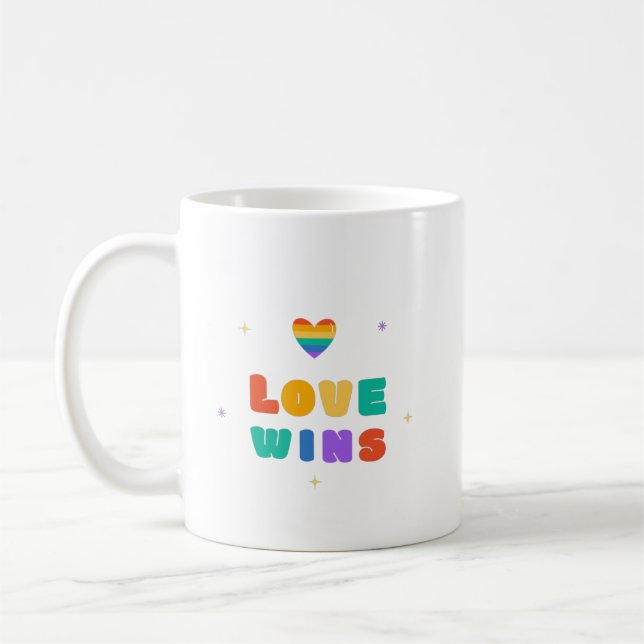 Liebe gewinnt mit einem Regenbogenherz Kaffeetasse (Links)