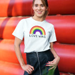 Liebe gewinnt Rainbow Colors LGBTQ Primemonat T-Shirt<br><div class="desc">Feiern Sie den Pride Month und zeigen Sie Ihre Unterstützung für die LGBTQ Community mit diesem farbenfrohen "LIEBE WINS" T - Shirt Design mit modernem Schwarz-Text und einem lebhaften,  bogenförmigen ROYGBV-Regenbogenspektrum.</div>