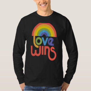 Liebe gewinnt Regenbogenfarbe Typografie T-Shirt