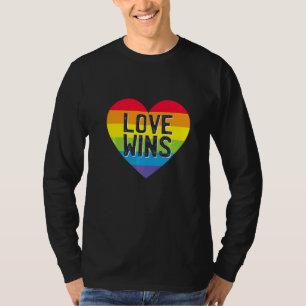Liebe Gewinnt Regenbogenfarbe Typografisch T-Shirt