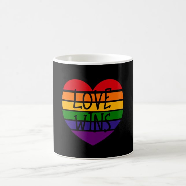 Liebe gewinnt Regenbogenherz Kaffeetasse (Mittel)