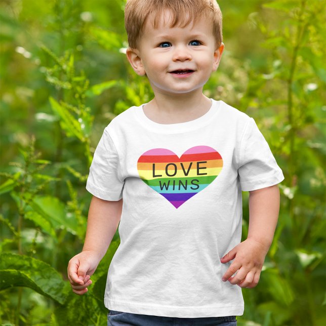 Liebe gewinnt Weißer Regenbogen Herz Pride Monat Baby T-shirt (Von Creator hochgeladen)