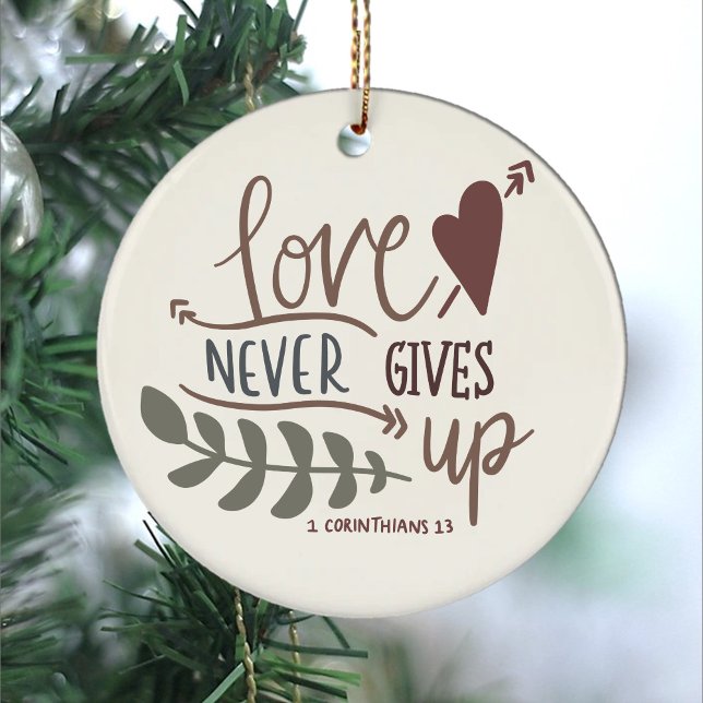 Liebe gibt nie Bibelverse 1 Korinthen 23 Keramik Ornament (love never gives up bible verse 1 corinthians scripture brown green script typography cute christian)