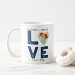 LIEBE Graphic Minimalistisch Heart Foto Wedding Kaffeetasse<br><div class="desc">Gedenken Sie Ihren besonderen Tag oder schaffen Sie einen Gefallen oder ein Geschenk für Brautparty Mitglieder. Diese Kaffee-Tasse hat eine moderne industrialisierte Art von Aussehen mit einer kühnen Grafik in einem bedrückten Stil von marineblau, die das Wort LIEBE mit Ihrem Foto in einem Herzen für das "O". Die Namen der...</div>
