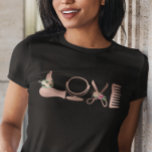 LIEBE Hair Stylist Friseur Rose Gold Scheren T-Shirt<br><div class="desc">Dieses Design wurde mit digitaler Kunst erstellt, es kann personalisiert sein, indem man die Option "Anpassen" wählt. Kontaktieren Sie mich unter colorflowcreations@gmail.com , wenn Sie dieses Design für ein anderes Produkt haben möchten. Kaufen Sie meine originale abstrakte Acrylmalerei zum Verkauf unter www.etsy.com/shop/colorflowart. Sehen Sie mehr meiner Kreationen oder folgen Sie...</div>