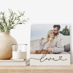 Liebe Heart Script Custom Soft White Wedding Fotoplatte<br><div class="desc">Die Dekoration der Hochzeitstischtafeln ist ein beliebtes Foto mit einem minimalen Design aus weißem "Liebe"-Typografie-Overlay,  das blühtest- und Herzdetails enthält. Beachten Sie,  dass der weiche weiße / helle Elfenbeinhintergrund und der weiße Text angepasst werden können. Eine einzigartige Geschenkidee für ein frisch verheiratetes Paar oder für Ihren Liebsten am Valentinstag!</div>