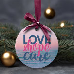 Liebe Hope Cure | Handgemalt Pastelstrand Sonnenun Keramikornament<br><div class="desc">Serene Mystik eines herrlichen Sonnenuntergangs auf einer tropischen Insel mit verführerischen Bebs und Wasserströmen entlang eines Strandes in einer raffinierten pastellfarbenen Palette von weichem Blau und Rosa in einer fließenden Aquarellstruktur. Die einzigartige moderne abstrakte Ästhetik verleiht dem Ganzen den Luxus, einen vollkommenen Pop von Farbe und persönlichem Stil zu schaffen....</div>