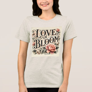 Liebe im Blut | Elegante florale Typografie Tri-Blend Shirt