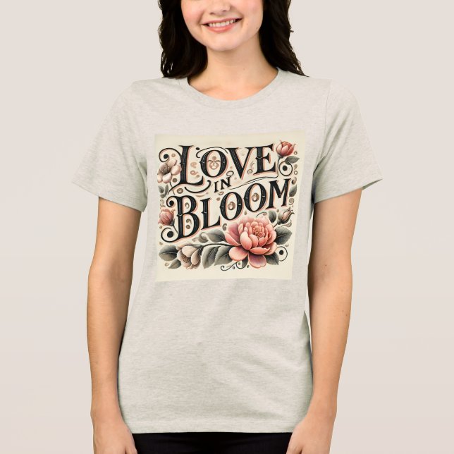 Liebe im Blut | Elegante florale Typografie Tri-Blend Shirt (Vorderseite)