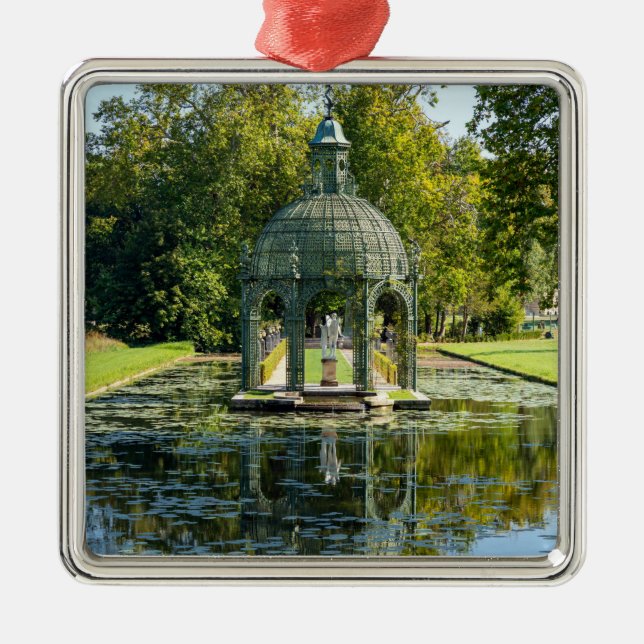 Liebe im Chateau de Chantilly Ornament Aus Metall (Vorne)