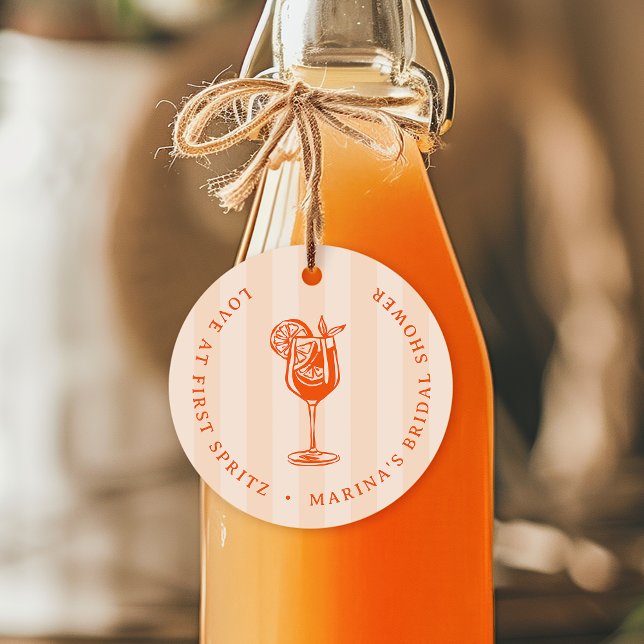 Liebe im ersten Spritz-Brautparty Geschenkanhänger (Von Creator hochgeladen)