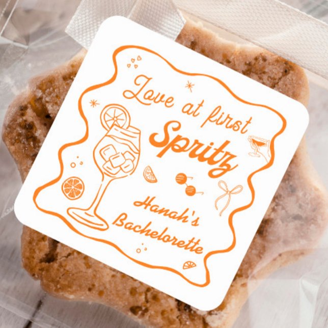 Liebe im ersten Spritz-Junggeselinnen-Abschied Quadratischer Aufkleber (Von Creator hochgeladen)