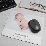 Liebe im First Sight Baby Foto Mousepad<br><div class="desc">Behalt deine süße Kleine, die während des Arbeitstages mit unserem modernen und minimalen Foto-Mousepad nah ist. Personalisieren Sie sich mit Ihrem Lieblingsneugeborenen Foto; "Liebe auf den ersten Blick" erscheint unter der modernen schwarzen Typografie. Passen Sie den Namen und das Geburtsdatum Ihres Babys an und fügen Sie, falls gewünscht, zusätzliche Geburtsdaten...</div>
