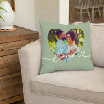 Liebe im Foto Green Custom Heart Shaped Kissen<br><div class="desc">Modernes und stilvolles Design mit individuellem Kopfkissendesign zeichnet sich durch ein beliebtes Foto in großer Herzform aus. Das Design mit blühtest- und Herzdetails wird durch eine minimale "Liebe"-Typografie ergänzt. Die grüne Farbe des Laurel kann geändert werden. Eine einzigartige Geschenkidee für ein frisch verheiratetes Paar oder für Ihren Liebsten am Valentinstag!...</div>