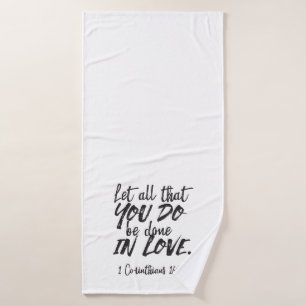Liebe in Aktion - 1 Korinther 16:14 Inspiration Badehandtuch