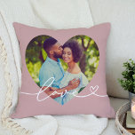 Liebe in der Rose Skript Pink Custom Heart Shaped  Kissen<br><div class="desc">Modernes und stilvolles Design mit individuellem Kopfkissendesign zeichnet sich durch ein beliebtes Foto in großer Herzform aus. Das Design mit blühtest- und Herzdetails wird durch eine minimale "Liebe"-Typografie ergänzt. Die rosa Hintergrundfarbe der staubigen Rose kann geändert werden. Eine einzigartige Geschenkidee für ein frisch verheiratetes Paar oder für Ihren Liebsten am...</div>