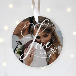 Liebe in elegantem Skript | Zwei Fotos mit Herz Keramik Ornament<br><div class="desc">Dieses wunderschöne Weihnachtsschmuck enthält das Wort "Liebe" in eleganter,  Wirbler Kalligraphie-Schrift,  mit zwei Ihrer Lieblingsstiften und einem handgeschriebenen Foto. Sie können Ihre Initialen oder Monogramme hinzufügen,  oder den Namen aller geliebten Personen wie Ihre Mutter,  Oma,  Familie oder Ehefrau. Auch macht der perfekte Urlaubszweck.</div>
