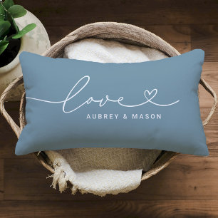 Liebe in Heart Script Dusty Blue Custom Monogram Lendenkissen