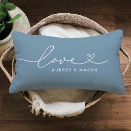 Liebe in Heart Script Dusty Blue Custom Monogram Lendenkissen