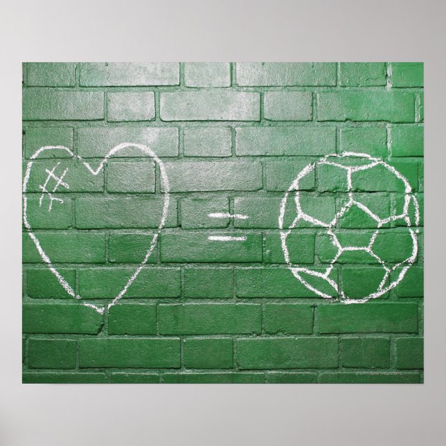 Liebe = in Kreide an der Wand gezeichnet Fußball Poster (Vorne)