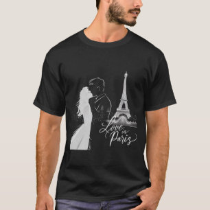 Liebe in Paris: Ein zeitloser Kuss unter dem Eiffe T-Shirt