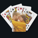 Liebe in Schwarz-Script mit dem Foto für Herz Spielkarten<br><div class="desc">Moderne und stilvolle,  benutzerdefinierte Spielkarten zeichnen sich durch ein beliebtes Foto mit einem minimalen schwarzen Typografie-Overlay-Design aus,  das blühtest- und Herzdetails enthält. Der schwarze Text kann angepasst werden. Eine einzigartige Geschenkidee für ein frisch verheiratetes Paar oder für Ihren Liebsten am Valentinstag!</div>