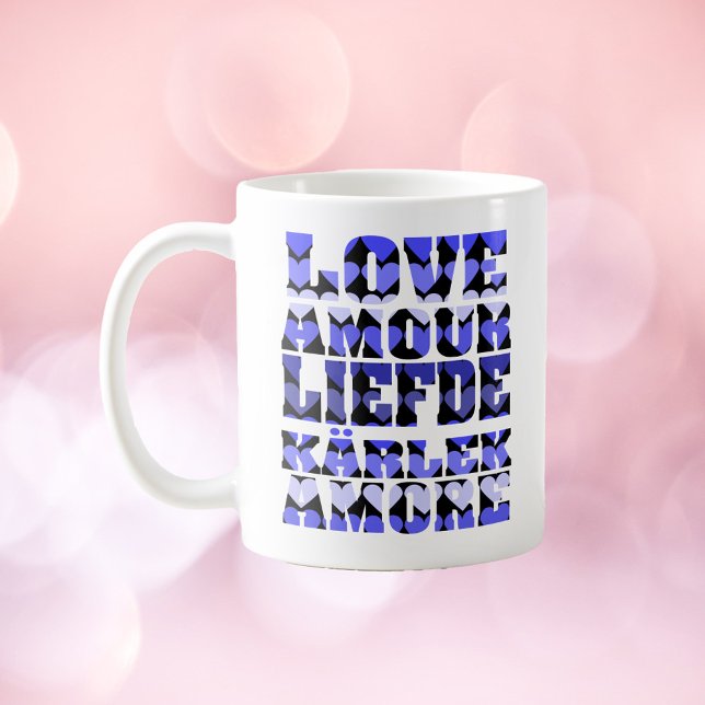 Liebe in vielen Sprachen Herz blau Kaffeetasse (A mug that says love in English, French, Dutch, Italian and Swedish with a pattern of blue hearts.)