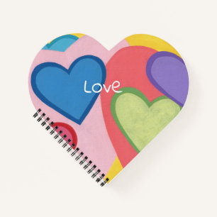 Liebe in weißen Buchstaben in farbigen Lagen Notizbuch
