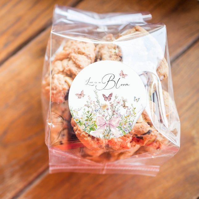 Liebe in Wildblume Rosa Brautparty Runder Aufkleber (Von Creator hochgeladen)