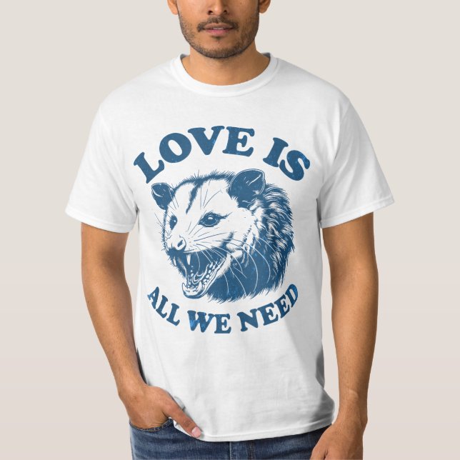 LIEBE IST ALLES, WAS WIR BRAUCHEN T-Shirt (Vorderseite)