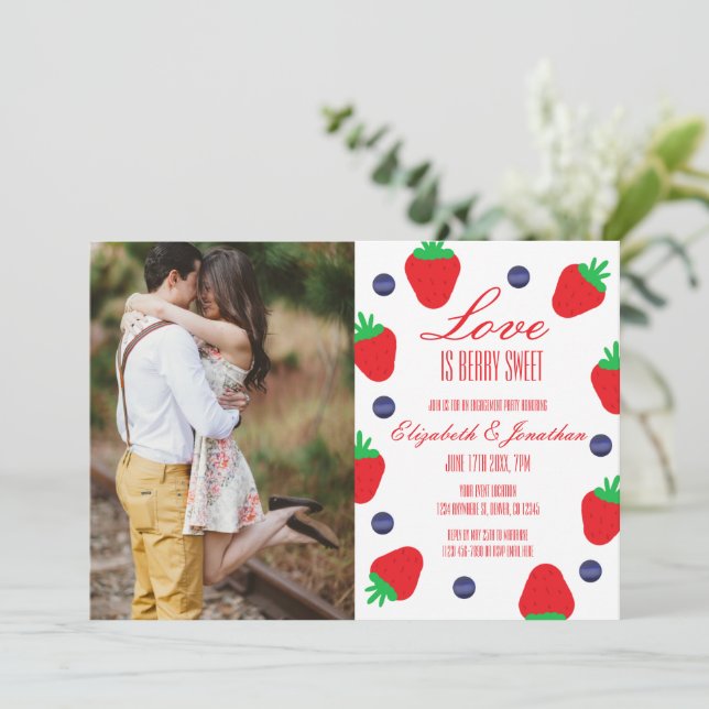 Liebe ist Berry Sweet Fruit Engagement Party Einladung (Stehend Vorderseite)