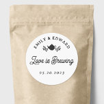 Liebe ist Brauen von Hochzeittee-Gefallen Runder Aufkleber<br><div class="desc">Maßgeschneiderte Hochzeitstee begünstigen Aufkleber mit "Liebe ist Brewing" modernes rustikales Schwarz-Weiß-Design.</div>