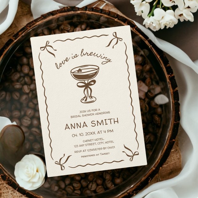 Liebe ist das Brechen Coffee Espresso Brautparty Einladung (Love is Brewing Hand Illustrated Coffee Espresso Martini Bow Bridal Shower Invitation)