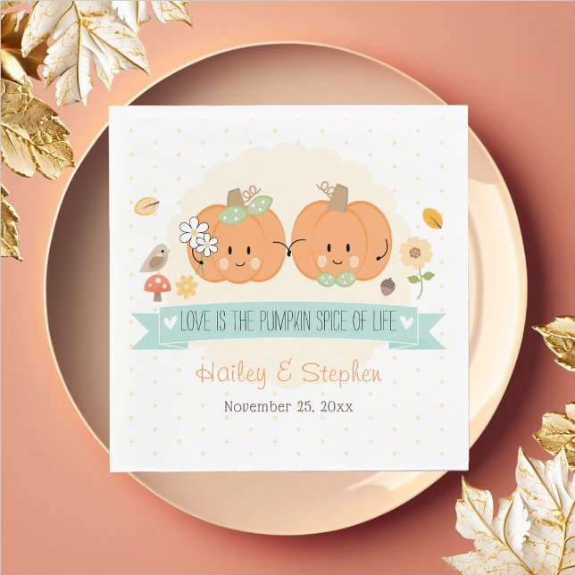 Liebe ist der Kürbisgewürz des Polterabends Serviette (Whimsical fall themed couples  bridal and wedding shower paper napkins with a cute pair of pumpkins.)