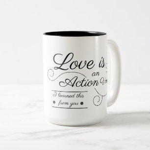 Liebe ist ein Aktionsverb. Ich habe das von dir ge Zweifarbige Tasse