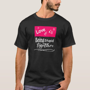 Liebe ist eine junge Frau T-Shirt