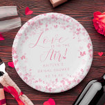 Liebe ist im Brautparty des Valentinstag Pappteller<br><div class="desc">Feiern Sie stilvoll mit diesen modernen und sehr trendigen Brautparty- oder Hochzeitszeitung-Tellern. Dieses Design lässt sich leicht mit Ihrer speziellen Veranstaltungssprache personalisieren und Ihre Gäste werden begeistert sein,  wenn sie diese fabelhaften Teller sehen. Matching-Elemente finden Sie in der Auflistung.</div>