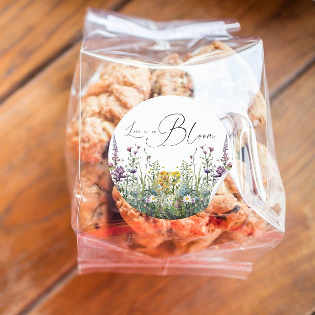 Liebe ist in Bloom Wildblume Blumenkohl Brautparty Runder Aufkleber (Von Creator hochgeladen)
