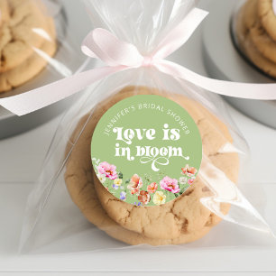 Liebe ist in blühenden Wildblume Brautparty Runder Aufkleber