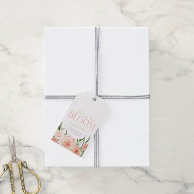 Liebe ist in Blüte Rosa Florale Hochzeitsdusche Geschenkanhänger (Mit Garn)