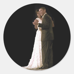 Liebe ist in der Luft, das erste Paar-Tanzen Runder Aufkleber